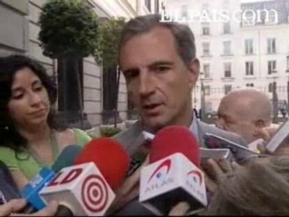 El diputado del Partido Popular Juan Costa explicó hoy que ha renunciado a presentar una candidatura alternativa en el Congreso Nacional de Valencia porque ha comprobado que Mariano Rajoy tiene el apoyo de "la mayoría de los compañeros" para dirigir la labor de oposición al Gobierno de Zapatero.
