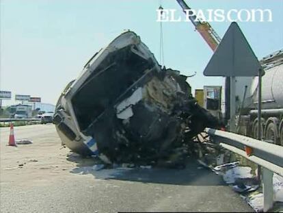 Un trailer sin frenos ha provocado una colisión en la que también se han visto implicados dos camiones cisterna y un coche. Uno de los conductores está grave y los otros tres leves. El siniestro ha obligado a cortar la vía durante una hora, causando retenciones de hasta 10 kilómetros.
