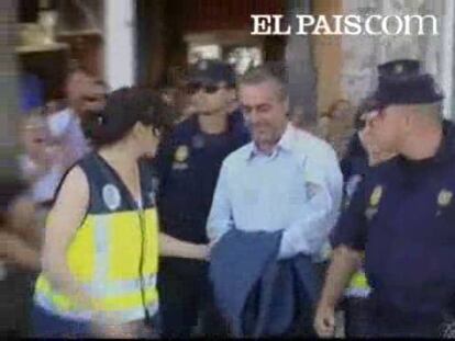La juez que instruye el caso "Astapa" contra la corrupción en Estepona (Málaga) ha dictado orden de prisión incondicional y sin fianza para el alcalde de la localidad, Antonio Barrientos (PSOE).Esta misma tarde, Barrientos, ha salido del los juzgados de Estepona donde ha presentado declaración junto a los demás imputados, con dirección a la prisión de la localidad malagueña de Alhaurín de la Torre.