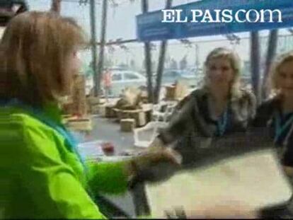 La futura secretaria general del PP, María Dolores de Cospedal, fue recibida esta tarde con un fuerte aplauso a su llegada al decimosexto Congreso Nacional del partido, que se celebra en Valencia. La también presidenta del PP de Castilla-la Mancha declinó hacer declaraciones, pero posó durante varios minutos ante los gráficos y atendió sonriente a todos los militantes que querían fotografiarse con ella.