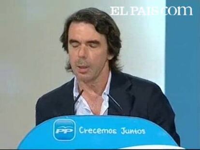 El presidente de honor del PP, José María Aznar, ha defendido hoy en su intervención a María San Gil y José Antonio Ortega Lara por ser dos "símbolos muy importantes" y una "referencia moral" del partido y ha afirmado que ambos "deben seguir formando parte del PP".