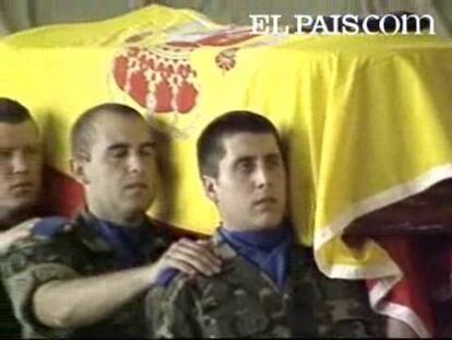 El Ejército de Tierra ha despedido hoy a los dos militares fallecidos el pasado jueves en Bosnia en un funeral, en el que el secretario de Estado de Defensa, Constantino Méndez, les ha impuesto la Cruz al Mérito Militar con Distintivo Amarillo.