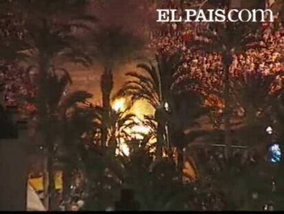 Las llamas han iluminado cada una de las barriadas de Alicante ante la atenta mirada de decenas de miles de personas. 'La nit de Sant Joan' se inició a las 00:00 horas con el disparo de la 'palmera', un espectacular artificio pirotécnico que, desde el monte Benacantil, en el casco histórico de la ciudad, iluminó todo el cielo de la capital alicantina.