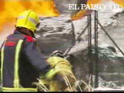 El incendio declarado en la zona de tintes de la fábrica de plásticos Sogapol, en O Carballiño quedó extinguido sobre las 18.30 horas, después de permanecer activo durante seis horas.En la extinción del fuego, declarado sobre las 12.30 horas por causas que se están investigando, participaron en un primer momento una dotación del servicio municipal de Protección Civil con dos efectivos y una motobomba y un brigada y una motobomba del servicio de extinción de incendios de Medio Rural.