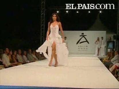 La moda ibicenca siempre está de moda. Ayer Elisabetta Gregoraci, la flamante esposa de Flavio Briatore desfiló para la diseñadora sevillana afincada en Ibiza, Charo Ruiz. Briatore no acudió al desfile.