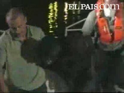 Linda Jhons, una de las inmigrantes supervivientes que viajaba en una patera hace unas semanas, perdió el hijo que esperaba en la travesía; ahora se recupera en el hospital de las quemaduras que sufrió. La policía la visitó ayer para que pusiera la huella en su expediente de expulsión. Según su abogada los agentes llegaron dos horas después de que abandonara la UCI; sin embargo, el hospital dice que pasó a planta hace 15 días.. La delegación del gobierno justifica la visita y dice que se trata de una deferencia por parte de los agentes. La orden de expulsión es un trámite ordinario que hay que cumplir y que se ha aplicado a los 33 supervivientes de la patera. Aseguran que esta actuación no impedirá revisar caso a caso y paralizar la expulsión por razones humanitarias. Interior asegura se quedarán en España las mujeres que perdieron a sus hijo; de los 19 hombres que llegaron no dice nada. Uno de ellos que perdió a su mujer y a su hijo en el viaje.