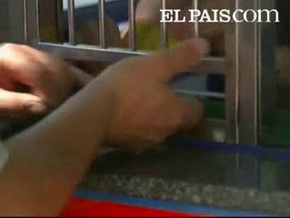El detenido robaba las participaciones cuando el ciego estaba contando las cuatro monedas que dejaba en el mostrador. Los mossos han detenido a un hombre de 61 años y vecino de Martorell acusado de robar cupones de la ONCE. Se le atribuyen un total de 7 robos, cometidos entre los meses de abril y julio, en puestos de Sant Vicenç dels Horts, Sant Andreu de la Barca, Sant Feliu de Llobregat y Martorell, todas del bajo Llobregat. En total robó 815 euros en participaciones, 430 de los cuales en Sant Andreu de la Barca dónde robó hasta tres veces.