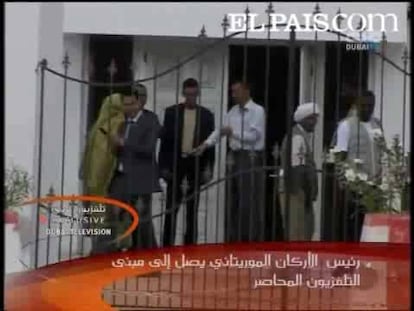 El Gobierno español ha condenado hoy el golpe de Estado en Mauritania, encabezado por un grupo de militares, que ha derrocado al presidente, Sidi Mohamed Uld Cheij Abdallahi. En Monterrey (México), la vicepresidenta primera del Gobierno, María Teresa Fernández de la Vega, ha expresado su repulsa por la retención del presidente y del primer ministro de Mauritania, Yahya Uld Ahmed El Waghef, a la vez que ha exigido su inmediata liberación. Tras lamentar 'con toda rotundidad que el orden constitucional y democrático se haya subvertido' en el país africano, ha mostrado su confianza en que 'la situación vuelva a la normalidad democrática e institucional cuanto antes y se proceda también cuanto antes a la liberación del presidente y del primer ministro'.