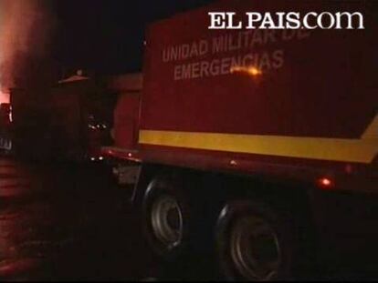 Un incendio se declaró la pasada madrugada en una nave del polígono industrial de 'El Chorrillo', en Santa Cruz de Tenerife, donde se almacena papel y cartón. Según informaron fuentes del centro coordinador de emergencias 112, el incendio no afectó a ninguna persona.Sobre las 21.30 horas de ayer se inició el fuego cuyo origen se desconoce, y se propagó por otras dos naves contiguas, indicaron las fuentes.Para acabar con las llamas, un amplio equipo de bomberos se desplazó al lugar ya que los efectivos de Santa Cruz de Tenerife fueron reforzados por otros parques de la isla, incluidos los del aeropuerto Tenerife Norte y de la refinería de Cepsa. Asimismo, también se desplazaron al lugar del incendio una dotación de la Unidad Militar de Emergencias (UME).