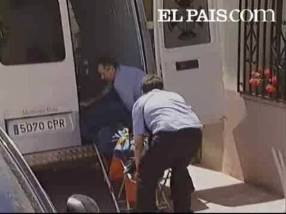 Una mujer ha sido asesinada esta mañana en la localidad alavesa de Baños de Ebro y su marido ha sido detenido por la Ertzaintza. Hacia las diez menos cuarto de esta mañana la Policía ha recibido el aviso de la muerte de esta mujer, cuyo cuerpo presentaba diversas heridas por arma blanca. En el mismo domicilio donde se ha localizado a la mujer ha sido detenido su marido, de 72 años, que presentaba también diversos cortes, posiblemente producidos por él mismo, según la Ertzaintza. El hombre, que ha sido detenido como presunto autor de un homicidio, ha sido trasladado a un centro hospitalario de Logroño, ya que la localidad riojano-alavesa se encuentra muy cerca de la capital.