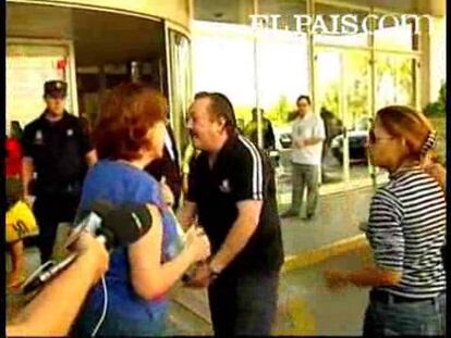 La tensión está haciendo acto de presencia en las inmediaciones del Hotel Auditorium, donde se encuentran alojados los familiares de las víctimas del accidente aéreo de Barajas que ha costado la vida a 153 personas y en el que se está produciendo en estos momentos una reunión con la vicepresidenta del Gobierno, María Teresa Fernández de la Vega.