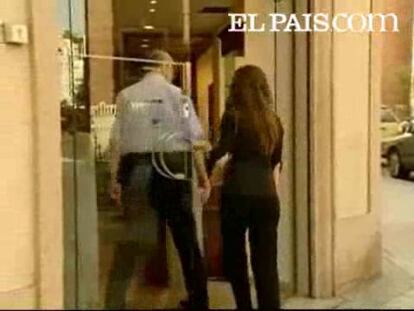 Roban la caja registradora y varias gafas en una óptica de la calle Espronceda