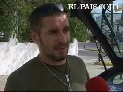 Manuel es albañil. La crisis del ladrillo le ha dejado sin trabajo. Como hay que seguir pagando los recibos, Manuel ha hecho las maletas y se ha ido a la vendimia francesa. Como Manuel, muchos otros albañiles se han quedado en la calle. 180.000 de ellos son inmigrantes. Y no entienden por qué Rajoy relaciona que ellos cobren el paro, al que tienen derecho por haber cotizado, con que otros españoles decidan irse a vendimiar a Francia. Es la misma opinión del Partido Socialista que tacha de "xenófobas" esas declaraciones. En el PP, de momento, nadie ha salido a defender o matizar las palabras de su líder.