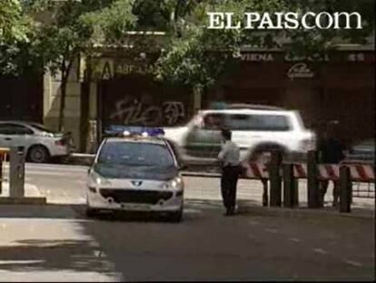 El juez de la Audiencia Nacional Fernando Grande-Marlaska ha concedido la condición de testigo protegido a la persona que sufrió el pasado lunes un intento de secuestro en Alcobendas (Madrid). El ministro del Interior, Alfredo Pérez Rubalcaba, indicó ayer que todo apunta a que el secuestro de esta persona no es obra de ETA, aunque se mostró prudente, ya que esta hipótesis no se descartará hasta que concluya la investigación conjunta de la Policía y la Guardia Civil. Esta persona, jardinero de profesión y que se encuentra de baja médica, explicó tras el incidente que fue abordado por dos individuos que le obligaron a subir a un vehículo tipo monovolumen y que no tenían acento extranjero sino español. Tanto la Policía como la Guardia Civil intentan localizar el vehículo utilizado, del que se conoce la marca y el color, para tratar de detectar huellas u otros restos que permitan identificar a los autores.