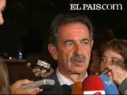 El presidente de Cantabria, Miguel Angel Revilla, ha indicado al "PNV y al lehendakari, Juan José Ibarretxe" que "no se puede jugar a esta ambigüedad" en relación a la actitud de este partido y del presidente vasco frente al conflicto en el País Vasco. Revilla ha reaccionado así tras el atentado que esta noche ha acabado con la vida del brigada Luis Conde de la Cruz en Santoña. El presidente cántabro ha denunciado la actitud del principal partido vasco frente a las fuerzas paralelas de ETA y ha asegurado que esa manera actuar de Ibarretxe "da alas" a los terroristas.