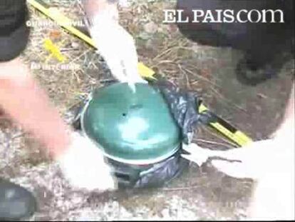 Justo dos meses después de la caída del jefe del complejo Vizcaya, este comando ha vuelto a golpear. Aquella operación policial fue muy importante, pero no definitiva. Entonces fueron detenidas diez personas, desmantelados varios pisos franco y numerosos zulos pero varios miembros de aquel comando lograron huir antes de las detenciones. Durante estos dos meses han esperado hasta comprobar que ni sus compañeros detenidos, ni la documentación incautada entonces, les había delatado.Hay entre dos y tres comandos intactos. Tienen la experiencia, infraestructura y reciben toda la cobertura que necesitan desde Francia. El presidente del Gobierno lea augura el mismo final que tuvieron sus compañeros detenidos.Los tres coches empleados en los tres últimos atentados fueron robados allí. En Santoña emplearon un Peugeot 307 gris. Fue robado hace diez días en la localidad de Soursac.En el atentado de la madrugada del domingo en Vitoria emplearon un Renault Clio también robado en Francia. Igual que el vehículo empleado en el atentado cometido tres horas después en Ondarroa. Y siguen igual. Cualquier objetivo vale Banca, Ertzaintza o militares.