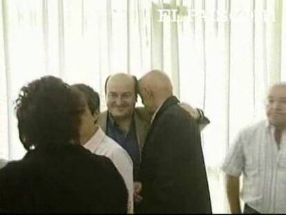 La comisión gestora de Ondarroa ha aprobado hoy por unanimidad una declaración para condenar el atentado de ETA contra la comisaría de la Ertzaintza en esta localidad vizcaína, en la que ha subrayado que "el ataque a ellos (los ertzainas) es un ataque a toda nuestra sociedad".La gestora municipal de Ondarroa ha celebrado esta mañana un pleno extraordinario y urgente para condenar "con rotundidad" el atentado con coche bomba perpetrado ayer por ETA en esta población y ha hecho extensivo este rechazo a las acciones terroristas perpetradas en Vitoria y Santoña (Cantabria).Los integrantes de la comisión (con 9 representantes del PNV, uno de EB y otro del PP) han expresado su apoyo a la Ertzaintza: "Los queremos en Ondarroa, son uno de los pilares de la convivencia de nuestro país y uno de los símbolos más reclamados de nuestro autogobierno".El presidente de la gestora, Felix Aranbarri, ha leído la declaración y se ha emocionado al recordar a las personas heridas en el atentado.Además, ha expresado que el Ayuntamiento ha habilitado varias oficinas móviles para atender a los vecinos cuyas "casas o pertenencias" hayan resultado afectadas por la explosión del coche bomba, con objeto de "intentar el retorno a la normalidad en el menor tiempo".Unos 170 vecinos han mostrado esta mañana su intención de presentar una denuncia por daños y, además, más de 300 alumnos del instituto situado junto a la comisaría no han podido asistir hoy a clase.La explosión del coche-bomba ante la comisaría de la Ertzaintza provocó heridas a diez personas, la mayoría leves, y causó daños en el centro policial y edificios cercanos.