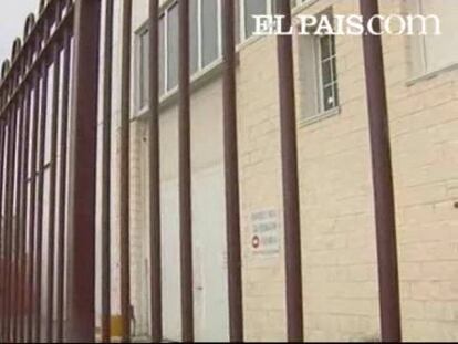 A las puertas del ayuntamiento de la localidad vallisoletana de Pedraja de San Esteban se ha leído un comunicado en repulsa de la muerte de una mujer a manos de su ex pareja. La fallecida, de 43 años, recibió once puñaladas que supuestamente le asestó su ex pareja sentimental, quien ya ha sido detenido. Ambos vivían en la población vallisoletana de Iscar, que dista unos siete kilómetros de Pedrajas de San Esteban, donde ella trabajaba en una empresa de construcción y carpintería metálica. En ella también trabajaba su ex pareja. Ambos habían terminado su relación hace un año sin que existieran antecedentes de violencia de género ni denuncias anteriores al respecto.