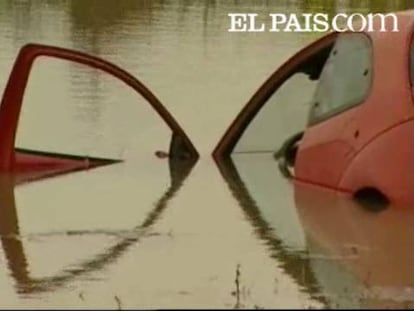 La autovía de Valencia a sólo 18 kilómetros de Madrid se convirtió de madrugada en una balsa. Y en ella quedaron atrapados, sumergidos, medio centenar de coches tras una tormenta. La riada ha paralizado una de las carreteras más concurridas en hora punta, un atasco monumental que, unido al de otros accesos ha ocasionado 100 kilómetros de atascos en torno a Madrid. Muy cerca de la autovía los vecinos de Rivas Vaciamadrid achicaban agua y limpiaban kilos de barro. La fuerza del agua se ha llevado parte del firme en un lateral de la autovía y por ahí se ha achicado el agua. A última hora, restablecida la circulación, continuaba la limpieza del firme.