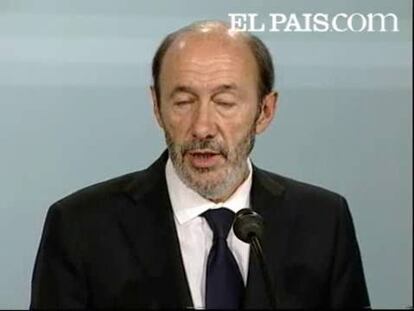 El ministro del Interior, Alfredo Pérez Rubalcaba, ha afirmado hoy que los dos presuntos miembros de ETA detenidos esta mañana en Francia, Unai Fano y María Lizarraga Merino, son miembros del aparato militar de la banda, y ha destacado que en los historiales de ambos aparecen coincidencias, como la de ser "viejos conocidos" de jueces y policías o su paso por la 'kale borroka'. El ministro del Interior, que ha comparecido tras reunirse en la sede del departamento con su colega senegalés, ha agradecido la colaboración de las autoridades francesas en la lucha contra ETA y en concreto en la que ha permitido los dos arrestos de esta mañana. Por otra parte, el ministro ha revelado que los tres coches utilizados en los atentados de Vitoria, Ondarroa y Santoña fueron robados en Francia en un lapso de cinco días, por lo que ha calificado la cadena de acciones terroristas como "una operación conjunta planificada por ETA".