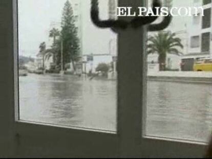 Algunos vecinos han sacado hasta sesenta cubos de agua y aún sus casas seguían inundadas. Dicen que la lluvia tampoco ha sido torrencial, sino que ha llovido con normalidad, pero que el alcantarillado no está limpio y por tanto no traga el agua. Tanto es así que hasta la playa de Motril ha amanecido esta mañana inundada. La lluvia ha dejado también un hotel aislado al quedar anegada la rotonda en la que se ubica el local. Los vecinos cuentan que están hartos de que siempre que llueva se inunde su pueblo.