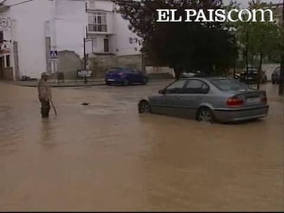 En la provincia de Granada, una fuerte tormenta ha convertido las calles en una auténtica riada. En menos de una hora, los servicios de emergencia han recibido una veintena de llamadas de auxilio. Los municipios más afectados han sido Las Gavias y Padul, donde la lluvia ha dejado sótanos, viviendas y locales comerciales totalmente anegados. La alerta amarilla por precipitaciones se mantendrá hasta las 12 de la noche de hoy.