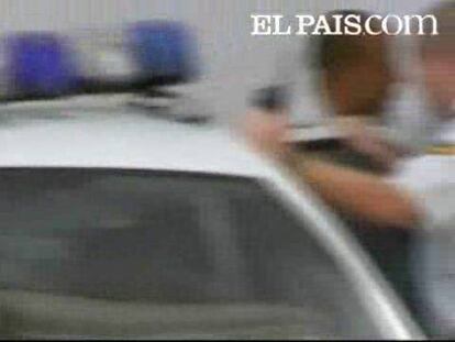 El juez ha escuchado el testimonio de Nicole, una prostituta brasileña que ha denunciado a un policía local de Marbella, apodado Machota. Lo acusa de violarla y pegarles una paliza a ella y a su compañera Jackeline. Otro testigo protegido ha corroborado las supuestas agresiones del policía a las prostitutas en un local de alterne. Tras escuchar estas declaraciones el juez ha ordenado el ingreso en prisión sin fianza de Machota y de su compañero Quique. A éste ultimo lo acusa de presenciar las agresiones y no hacer nada. Los familiares de los detenidos defienden a los policías y aseguran que están siendo utilizados para limpiar la imagen de la policía local marbellí.