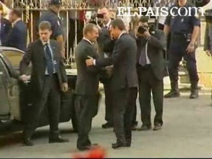 La V Cumbre hispano polaca arrancó esta tarde en Córdoba con la llegada del presidente del Gobierno, José Luis Rodríguez Zapatero, y su colega polaco, Donald Tusk, a las puertas de la Mezquita Catedral, donde les esperaban apenas medio centenar de curiosos. El jefe del Gobierno español llegó en torno a las 18.00 horas, unos minutos antes que Tusk para recibirle a su llegada. La banda del Regimiento Inmemorial del Rey ha sido la encargada de tocar los himnos nacionales de Polonia y España, por este orden. Posteriormente, los dos jefes de Gobierno han pasado revista a las tropas antes de los saludos de las dos delegaciones. Acompañan a Zapatero los ministros de Asuntos Exteriores y de Cooperación, Miguel Angel Moratinos; Fomento, Magdalena Alvarez y Medio Ambiente, Medio Rural y Marino, Elena Espinosa.