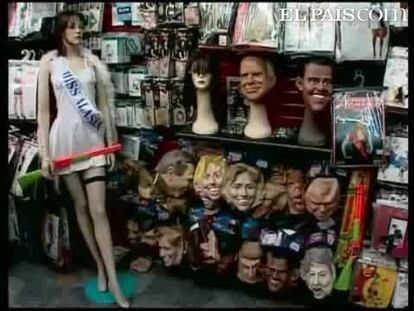 Queda una semana para Halloween, pero los americanos ya están ultimando los disfraces que lucirán en la noche más terrorífica del año. Curiosamente este año lo que más está arrasando no son ni las brujas ni los vampiros, sino los políticos. Todos los objetos relacionados con Sarah Palin y Obama están siendo comprados masivamente. Uno de los más curiosos es un traje de Miss Alaska de la candidata a la vicepresidencia. También "Joe el fontanero" se ha hecho un hueco.