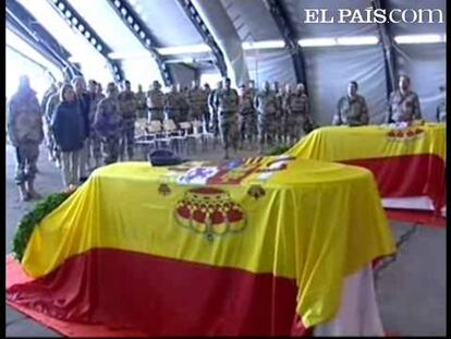 La ministra de Defensa, Carme Chacón, ha llegado a Afganistán para repatriar los cadáveres de los dos soldados españoles fallecidos este domingo en un atentado suicida, el cabo primero, Rubén Alonso y el brigada Juan Andrés Suárez. Se estima que este vuelo llegará a España a última hora de hoy o primera hora del martes.