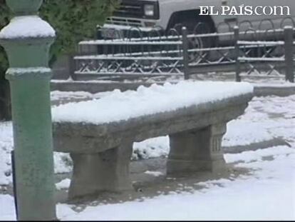 Esta mañana parecía que el invierno, y la Navidad, estaban ya entre nosotros. La nieve ha llegado a muchas capitales del interior del país. Segovia o Ávila se han despertado blanco. También en Vitoria ha caído la primera nevada del año, aunque no la más intensa, que sí ha caído en algunos pueblos del interior del País Vasco.