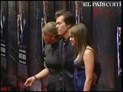 Los actores Kevin Bacon y su mujer Kyra Sedgwick se encuentran entre las víctimas del gigantesco fraude económico Madoff. El representante del actor, Allen Eichorn confirmó que desafortunadamente el matrimonio había confiado parte de sus fondos a Madoff, al que se le acusa de haber montado una estafa que podría alcanzar los 50 mil millones.