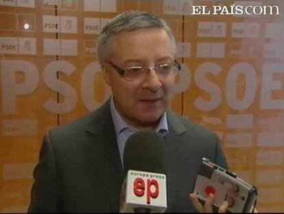 El vicesecretario general del PSOE, José Blanco, afirmó hoy que el lehendakari Juan José Ibarretxe ha decidido convocar las elecciones vascas el 1 de marzo, el mismo día que las gallegas, porque está "desesperado" y quiere que la campaña electoral coincida con su juicio, para "hacerse de nuevo la víctima".