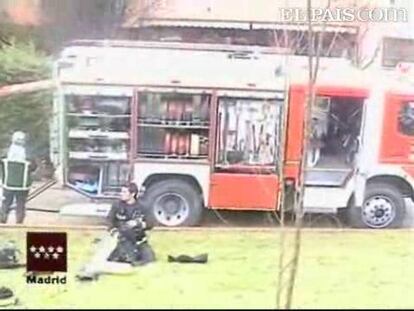Una niña de cinco años ha muerto quemada y otras cinco personas han resultado heridas, entre ellas otro niño y un bombero, en un incendio ocurrido esta mañana en la localidad madrileña de Pozuelo de Alarcón.Nada pudieron hacer los bomberos por salvar la vida de la pequeña, a la que encontraron muerta con gravísimas quemaduras en su cuerpo. El menor que logró salvar su vida saltó desde un tercer piso al patio interior del edificio. Hasta el momento, se desconocen las causas del incendio.