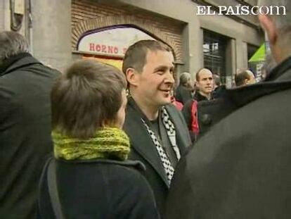 La manifestación en denuncia de la política carcelaria de Madrid y París y en defensa de presos ha arrancado a las 17.45 de la plaza Aita Donostia de Bilbo, entre los aplausos de las miles de personas que han respondido a la convocatoria de Etxerat.