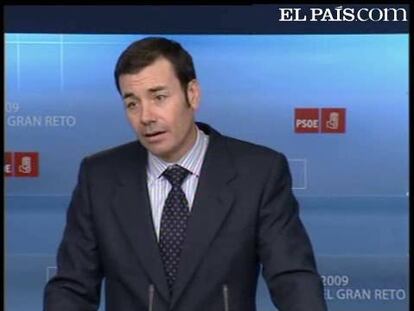 El secretario general del PSM, Tomás Gómez, califica de "intolerable" el silencio de la presidenta Esperanza Aguirre en torno a la trama de corrupción y espionaje albergado supuestamente en el Gobierno regional.