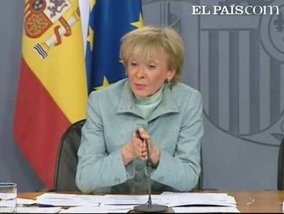 La vicepresidenta del Gobierno, María Teresa Fernández de la Vega, ha informado hoy, tras el Consejo de Ministros, de que el Ejecutivo ha ordenado a la Abogacía del Estado que inicie todas las acciones previstas en la ley para evitar que D3M y Askatasuna se presenten a las elecciones vascas del 1 de marzo. De la Vega ha justificado esta iniciativa tras explicar que los informes pedidos a la Policía y Guardia Civil han demostrado que "existen vínculos entre Batasuna y D3M" y "entre Askatasuna y partidos ilegalizados". De la Vega ha explicado que "lo que ha habido ahora, antes, y como siempre es una actuación minuciosa destinada a acreditar precisamente esa vinculación en función de conexiones, reuniones y elementos probados en los informes de la policía y de la Guardia Civil".