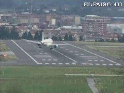 Las fuertes rachas de viento obligan a los pilotos a realizar maniobras imposibles a la hora de aterrizar. Los vientos, a 80 kilómetros por hora, dificultan también los despegues. Muchos vuelos se han visto retrasados por el temporal que afecta a la zona norte del país.