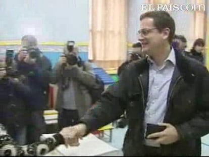 El candidato del PP a lehendakari vota junto a su mujer en el Colegio Cervantes de Bilbao