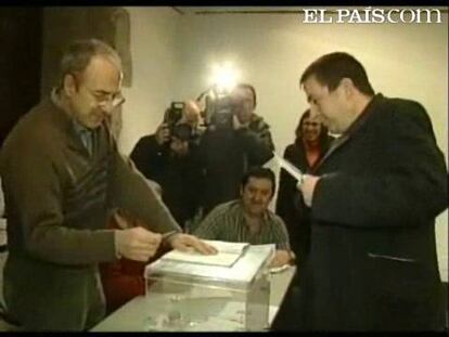 Este domingo electoral, el ex portavoz de Batasuna Arnaldo Otegi ha abogado para que el futuro se abra "en unas coordenadas absolutamente diferentes" a las actuales y pueda darse "una solución al conflicto y a la crisis desde posiciones de defensa de los intereses de los trabajadores".