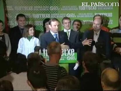 Tras conocer los resultados electorales que le otorgan al PNV la victoria en los comicios del País Vasco (30 escaños), el <i>lehendakari</i>, Juan José Ibarretxe, ha comparecido en rueda de prensa, feliz, asegurando que "los minutos de felicidad en política son de diez segundos".