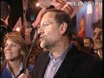 El presidente del PP, Mariano Rajoy, ha comparecido a pie de calle ante cientos de simpatizantes. El líder popular ha felicitado a Feijoo por su victoria en Galicia y ha querido reconocer la gran labor realizada por el PP vasco.