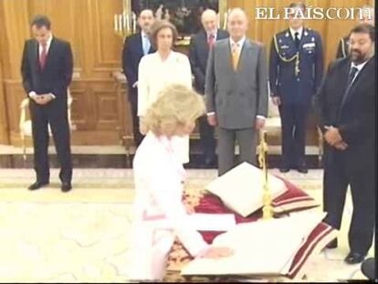 Los nuevos ministros elegidos por el presidente del Gobierno, José Luis Rodríguez Zapatero, han prometido sus cargos ante el Rey. Zapatero confirmó esta tarde el nombramiento de Elena Salgado como nueva ministra de Economía en sustitución de Pedro Solbes y la entrada de Manuel Chaves en el Ejecutivo como vicepresidente tercero.El ministerio de Fomento también cambia de titular. José Blanco, hasta ahora vicesecretario general del PSOE, sustituye a Magdalena Álvarez, tras cinco años en el cargo.