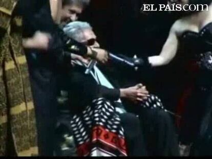 Cumplía 90 años y lo celebró de la mejor manera. Chavela Vargas ha vuelto a cantar después de mucho tiempo en silencio. Lo ha hecho en el homenaje que le ha dado el gobierno mexicano, y al que asistió en la silla de ruedas en la que se encuentra desde hace meses. La artista también escuchó algunos de sus mayores éxitos, esta vez en voz de algunos de sus amigos.