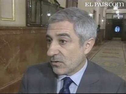 El cabeza de lista de la formación política Izquierda Unida, Gaspar Llamazares, ha manifestado su desacuerdo con la decisión tomada por Rosa Aguilar al abandonar su partido y acceder al puesto de consejera de Obras Públicas en el gobierno socialista de José Antonio Griñán.