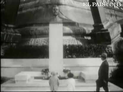 Ayer fue un día muy especial para el símbolo de París. La Torre Eiffel tiene ya 120 años. El 19 de mayo de 1889 se inauguró este monumento de más de 300 metros de altura que está considerado una de las nuevas siete maravillas del mundo. Cada día la visitan 18 mil personas. La capital francesa ha aprovechado la ocasión para acercar a los turistas fotografías y archivos inéditos de esta obra de arte diseñada por Gustave Eiffel.