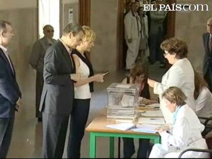 El presidente del Gobierno, José Luis Rodríguez Zapatero, ha madrugado para ejercer su derecho al voto, acompañado de su mujer Sónsoles. Ambos han votado en el mismo colegio madrileño.