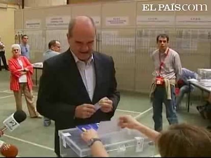 El vicepresidente tercero del Gobierno, Manuel Chaves, ha animado a los ciudadanos a que vayan a votar porque "estas elecciones son importantes" ya que dan la oportunidad de decidir "qué futuro queremos para Europa".