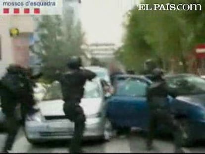 Los Mossos han detenido a cuatro miembros de una violenta banda de atracadores que había dado varios golpes en Barcelona, incluyendo el que protagonizaron en marzo, cuando secuestraron a la familia del director de una oficina bancaria de Mollet. El grupo de delincuentes fue interceptado cuando se disponía a asaltar armados otra entidad de Sabadell, vestidos de pintores. Durante la operación, los agentes han confiscado varias armas cargadas. Los detenidos ya han ingresado en prisión