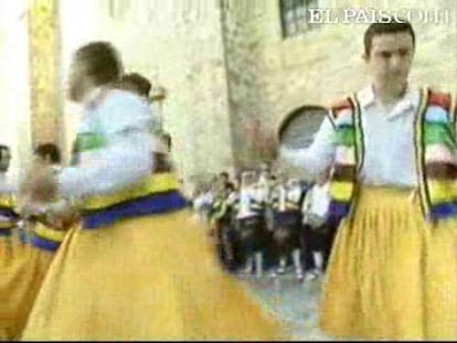 Los ocho danzadores de Anguiano (La Rioja) han bajado hoy la empinada y empedrada cuesta de la localidad encaramados a unos zancos de madera de medio metro de altura, mientras giraban sobre sí mismos en un colorista espectáculo. Cientos de personas se han congregado en los laterales de la Cuesta de los danzadores" de la localidad para presenciar esta tradición, declarada fiesta de Interés Turístico Nacional en 1970.